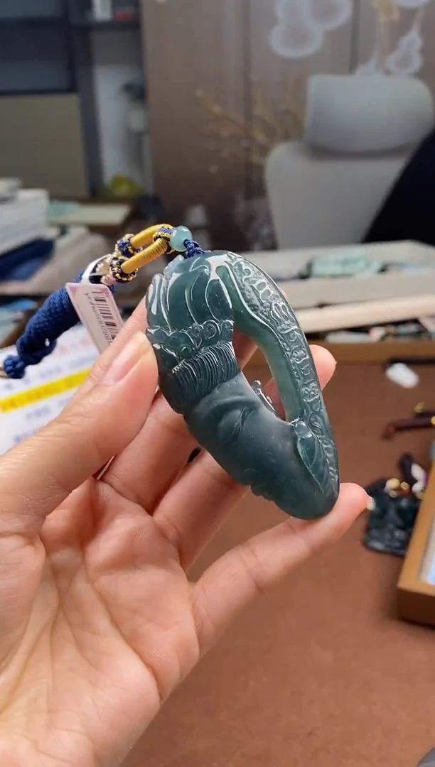 颈饰未镶嵌翡翠  多样性发其一