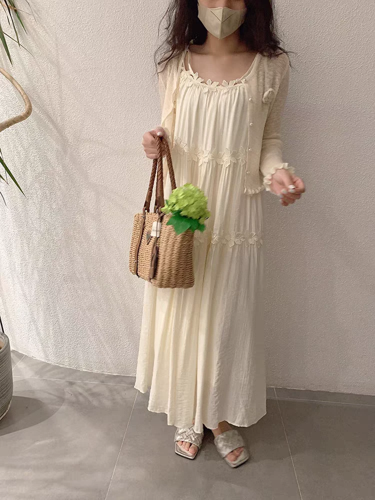 法式设计感立体花朵吊带连衣裙夏季度假风白色沙滩裙显瘦气质