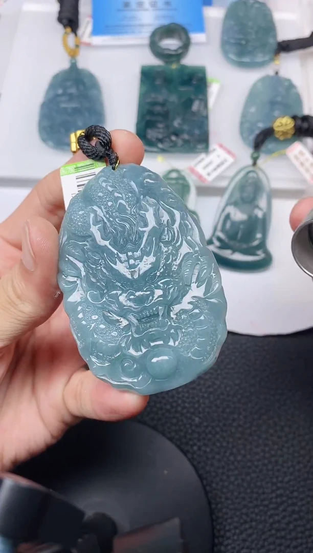 颈饰未镶嵌翡翠