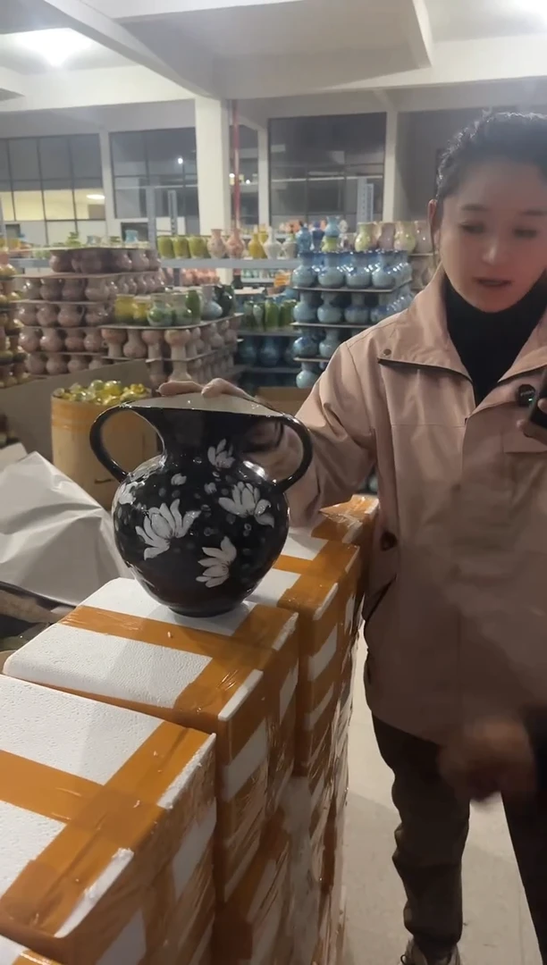 黑色双耳手工彩绘陶瓷瓶