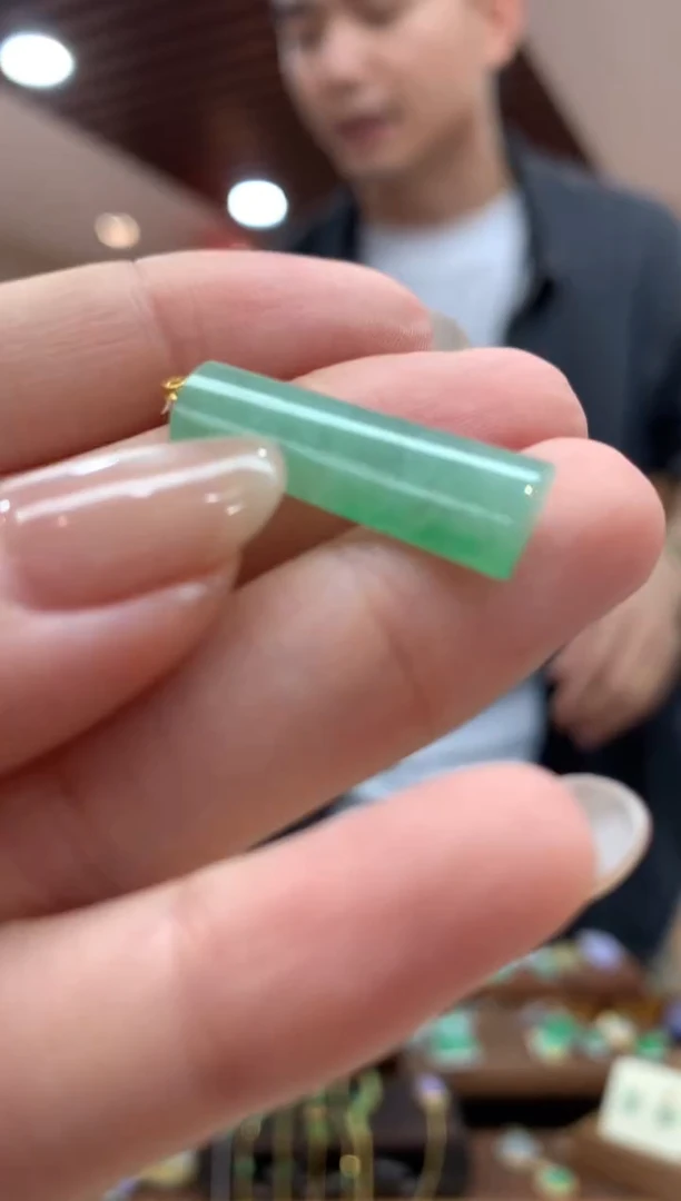 翡翠18K金镶嵌颈饰无事牌