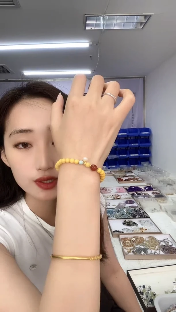 未镶嵌蜜蜡手链天然珠宝多样性发其一