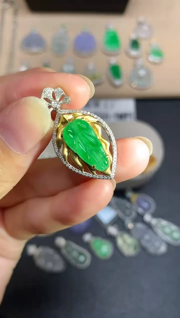 颈饰18K金镶嵌翡翠树叶【无服务费