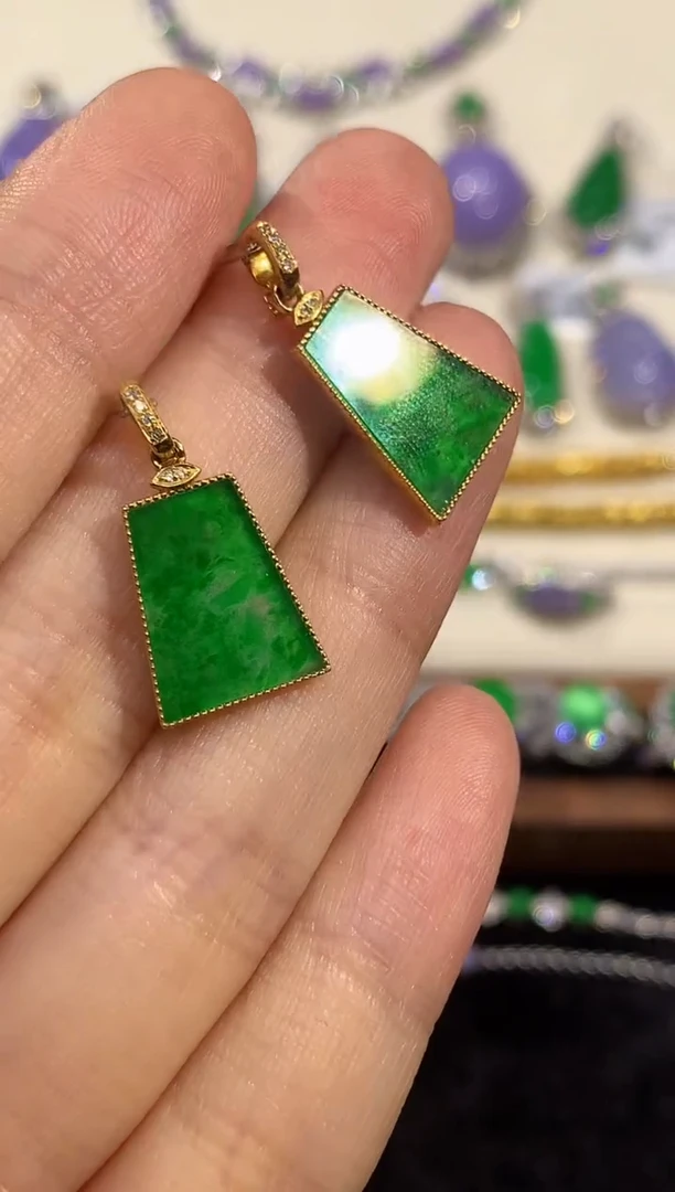 吊坠(不含链)18K金镶嵌翡翠多样性发其一