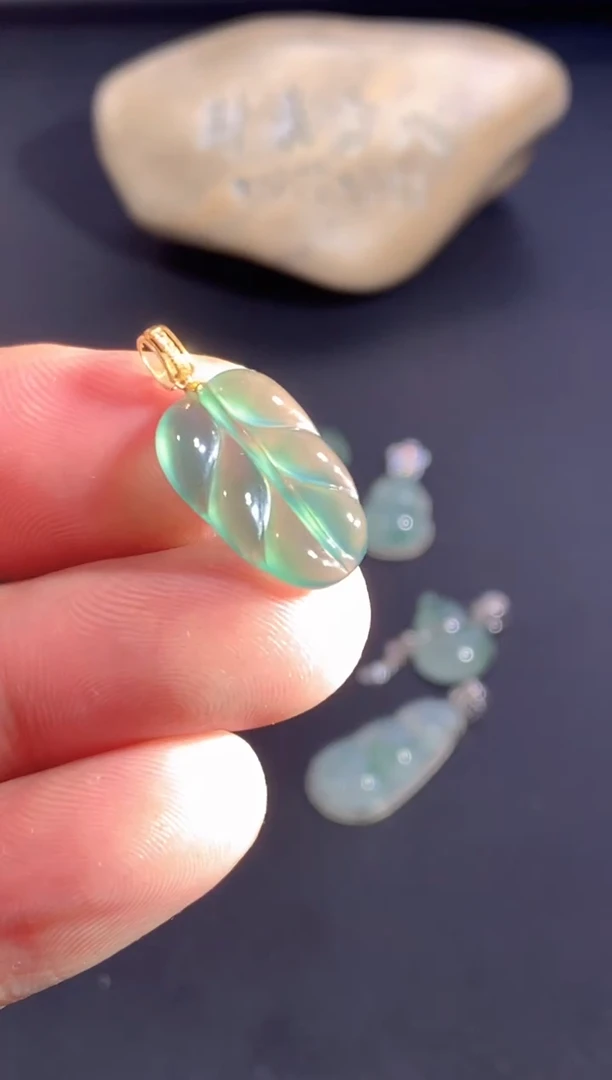 颈饰18K金镶嵌翡翠