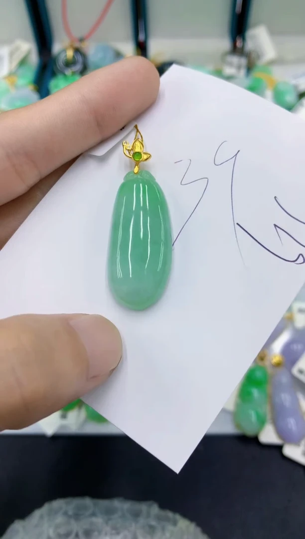 翡翠挂件未镶嵌翡翠
