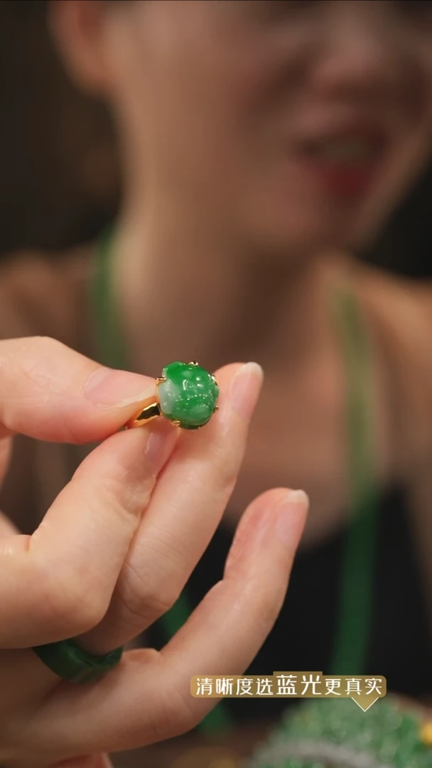 翡翠戒指18K金镶嵌辣绿翡翠三脚金蟾戒指