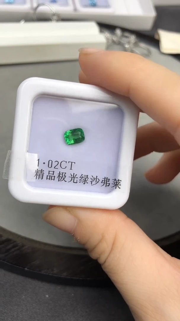 未镶嵌裸石石榴石（沙弗莱）1.02CT极光绿