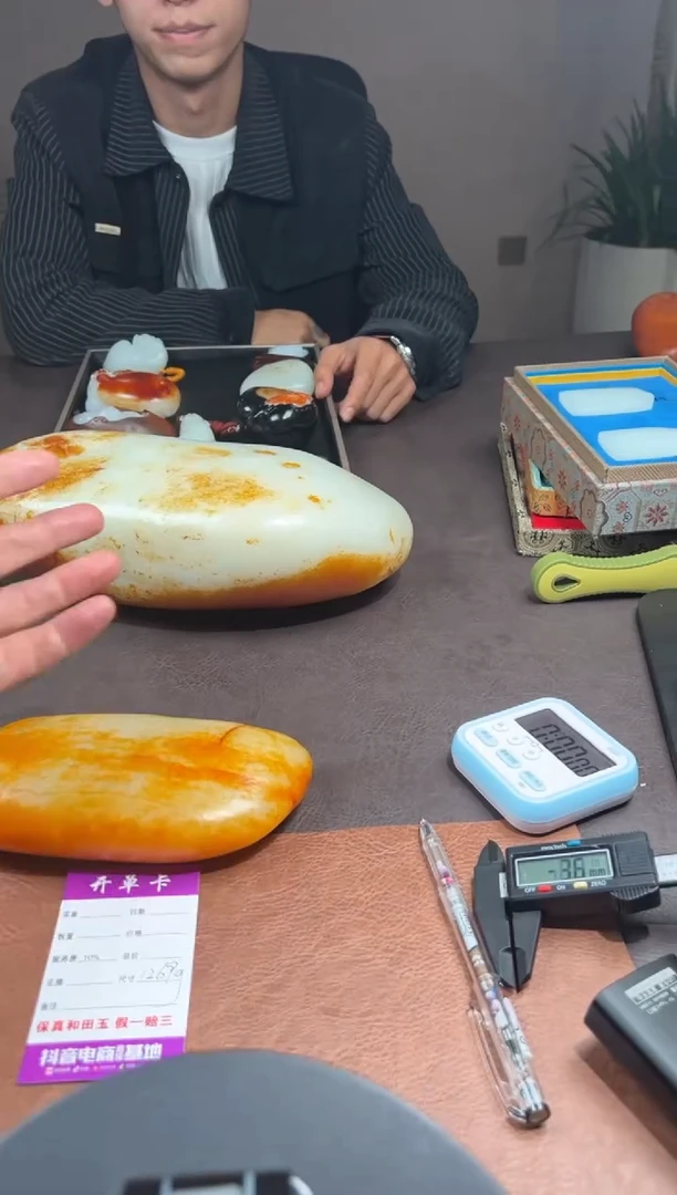 未镶嵌和田玉把件冯**.和田玉