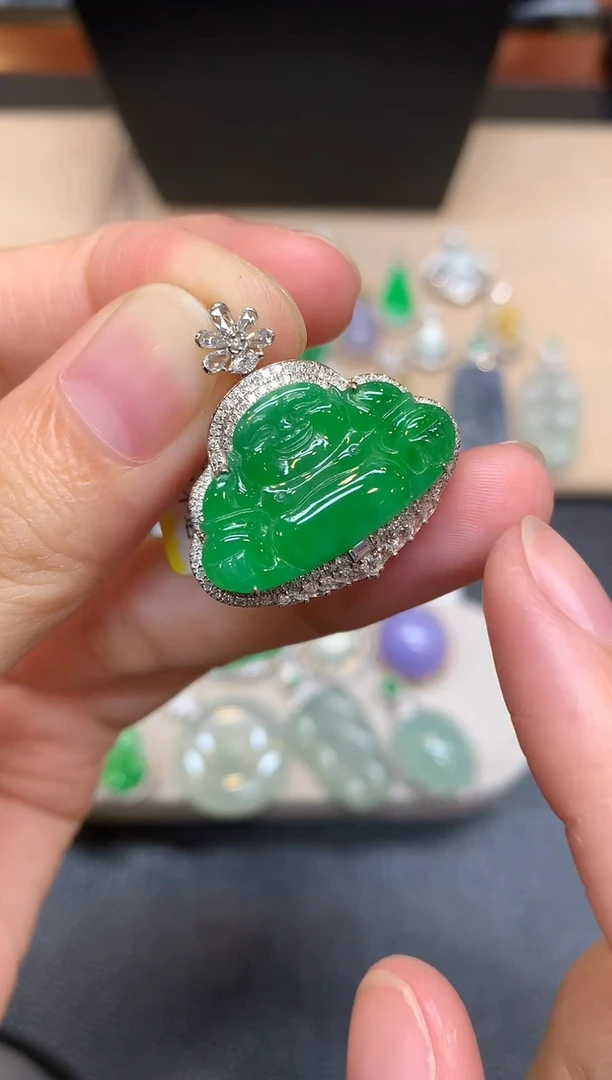 颈饰18K金镶嵌翡翠佛公【无服务费