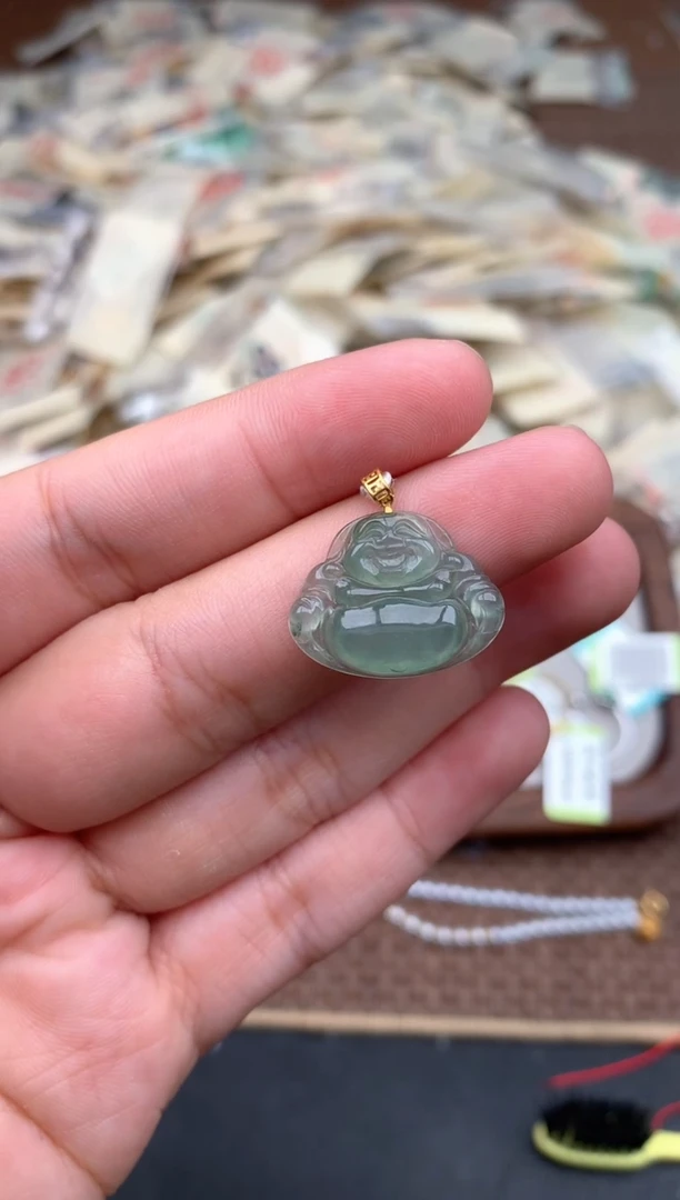 18K金镶嵌挂件翡翠V