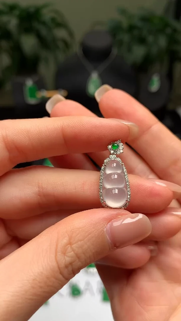 颈饰18K金镶嵌翡翠福豆