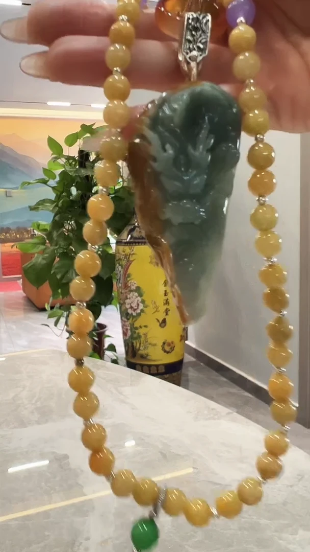 翡翠未镶嵌颈饰龙