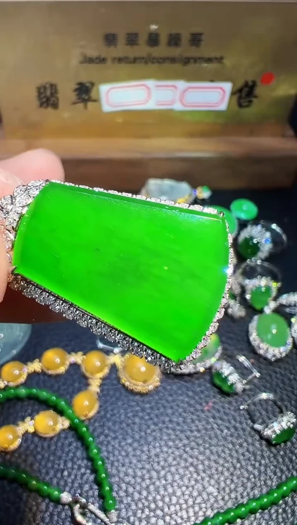 翡翠18K金镶嵌颈饰翡翠