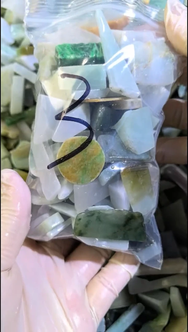 【闪购商品】翡翠颈饰未镶嵌天然翡翠边角中号500克3