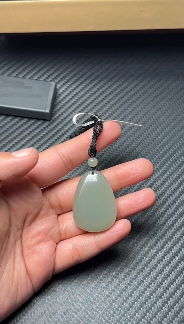 吊坠(赠链)未镶嵌和田玉且末近矿微色差吊坠
