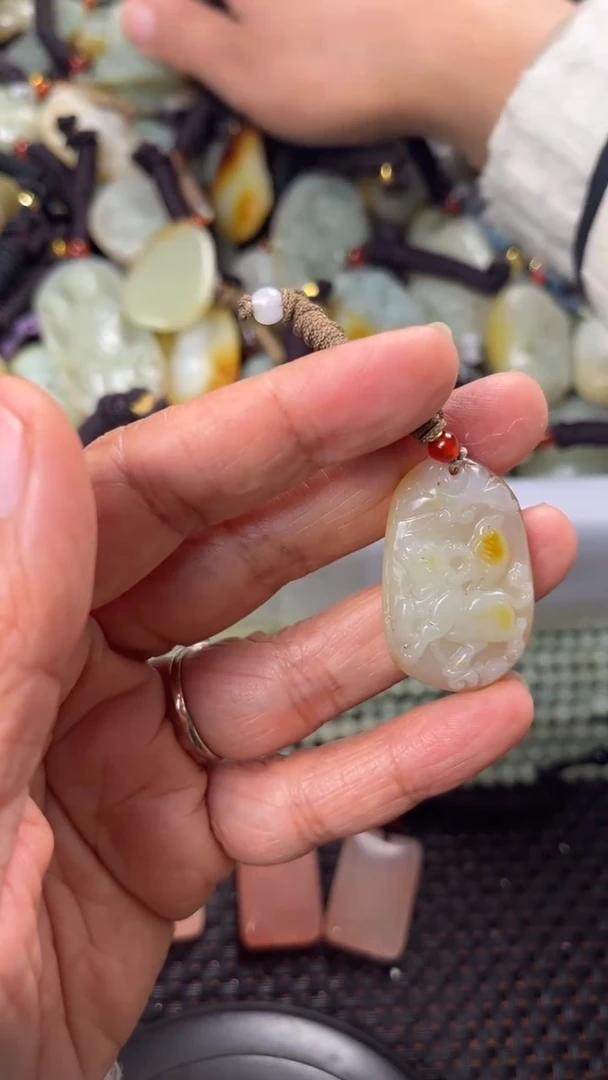 【闪购商品】和田玉颈饰未镶嵌多样性发货没有证书拍一发一有瑕