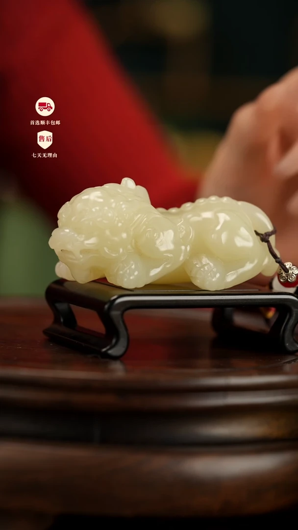 云南石竹叶青雕刻：吞金貔貅手把件摆件