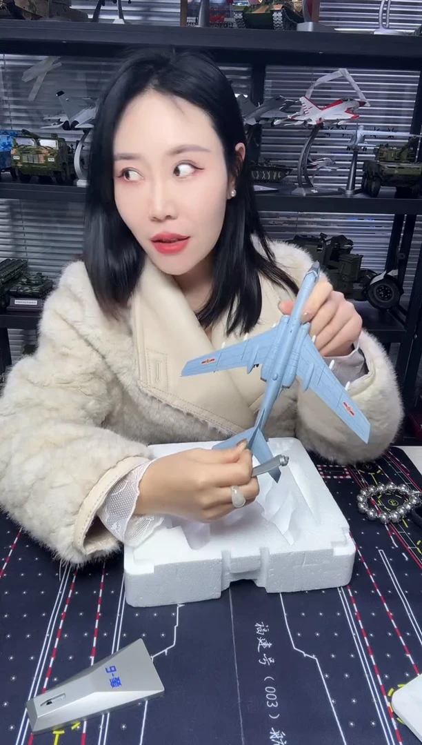 1/144的合金飞机模型轰6