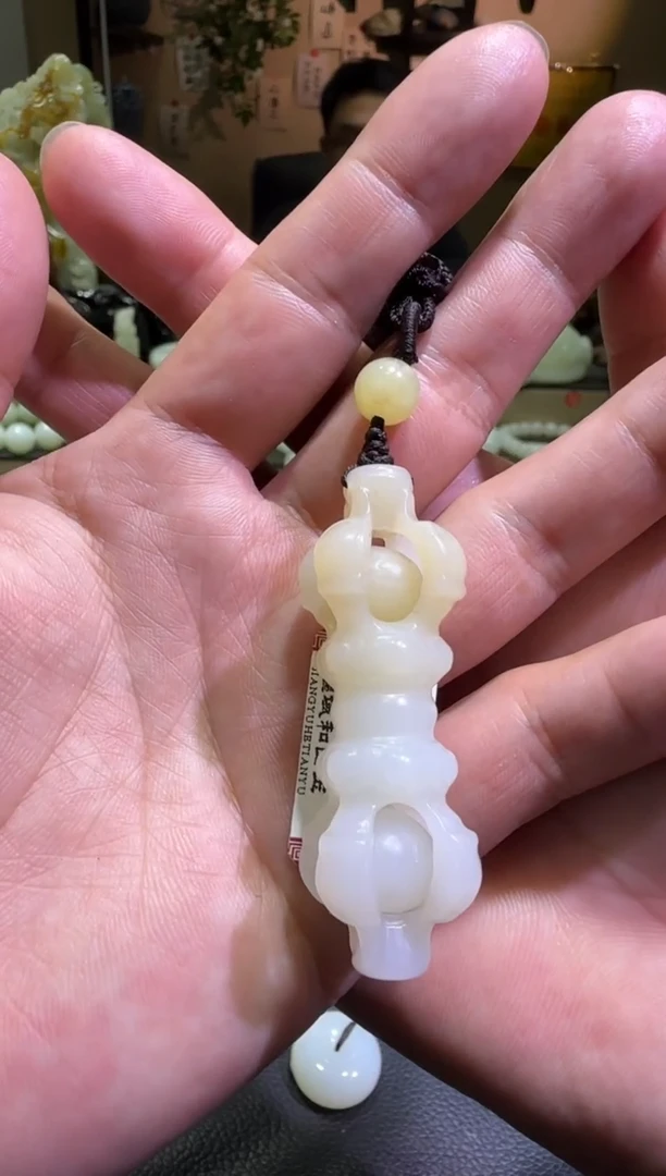 吊坠(赠链)未镶嵌和田玉金山糖白挂件（产地直发）