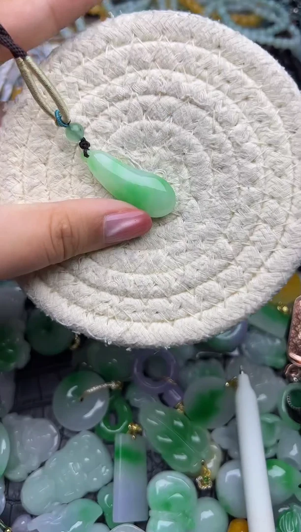 颈饰未镶嵌翡翠天然缅甸翡翠吊坠