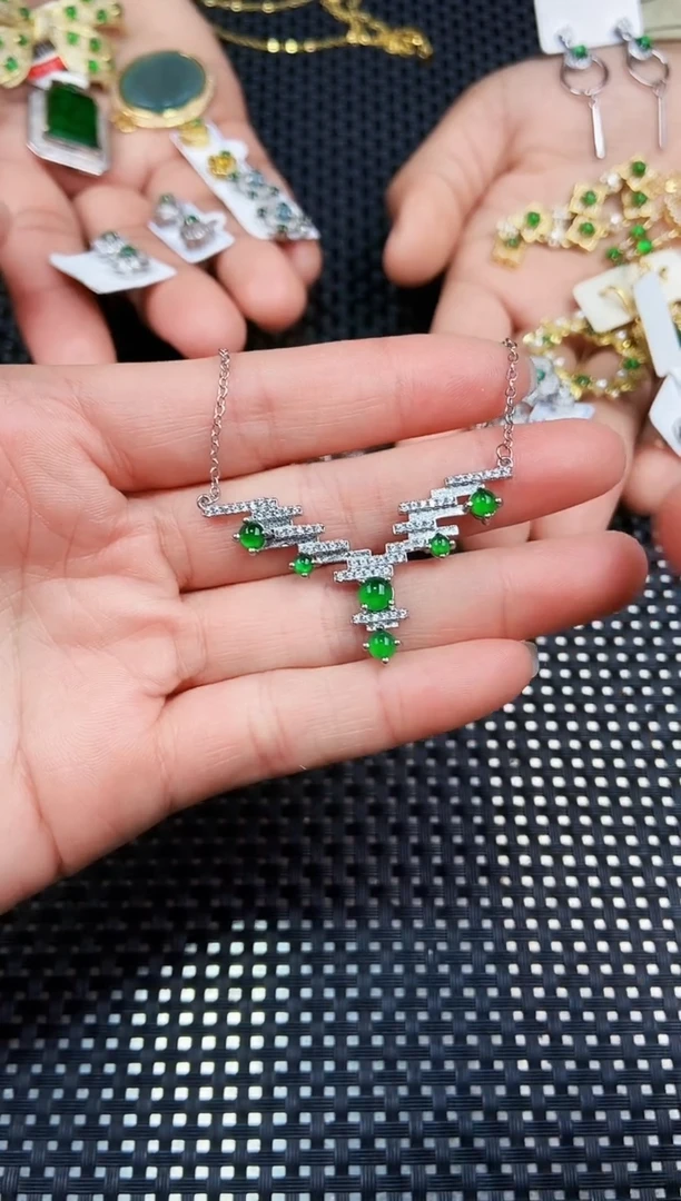 【闪购商品】翡翠颈饰未镶嵌111111111
