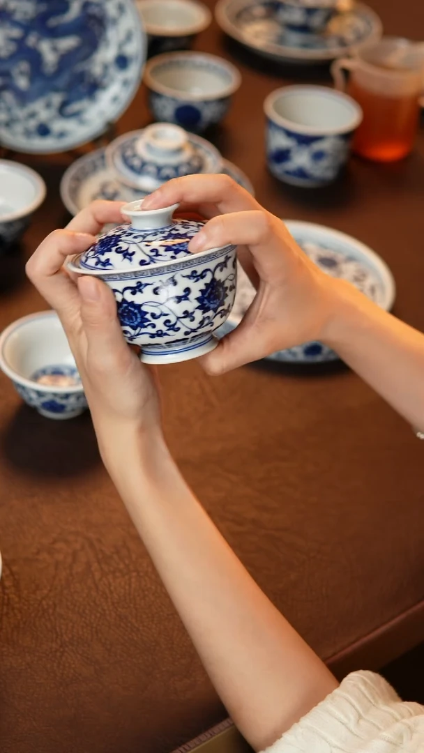 缠枝莲两才盖碗盖碗