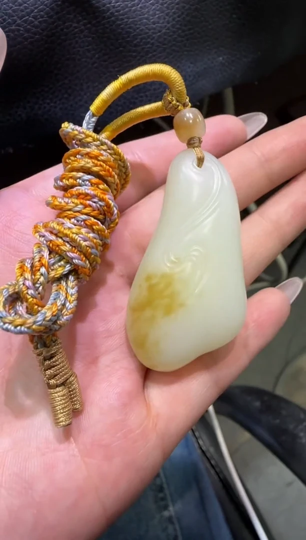 吊坠(赠链)未镶嵌和田玉金山糖白挂件（产地直发）