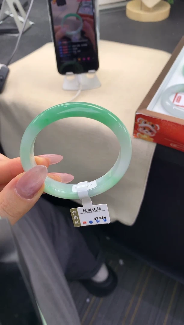 【闪购商品】翡翠手镯（贵妃镯）未镶嵌