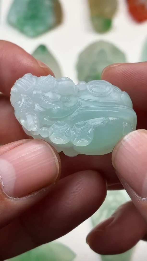 未镶嵌定制翡翠晴绿底貔貅