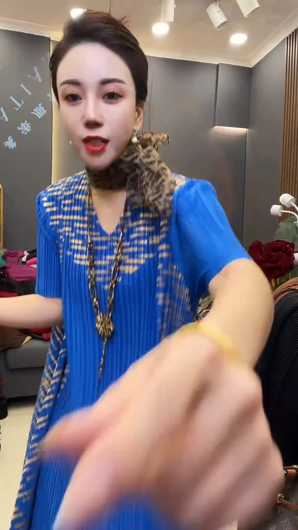 聚酯纤维（涤纶）蓝色 烫金裙