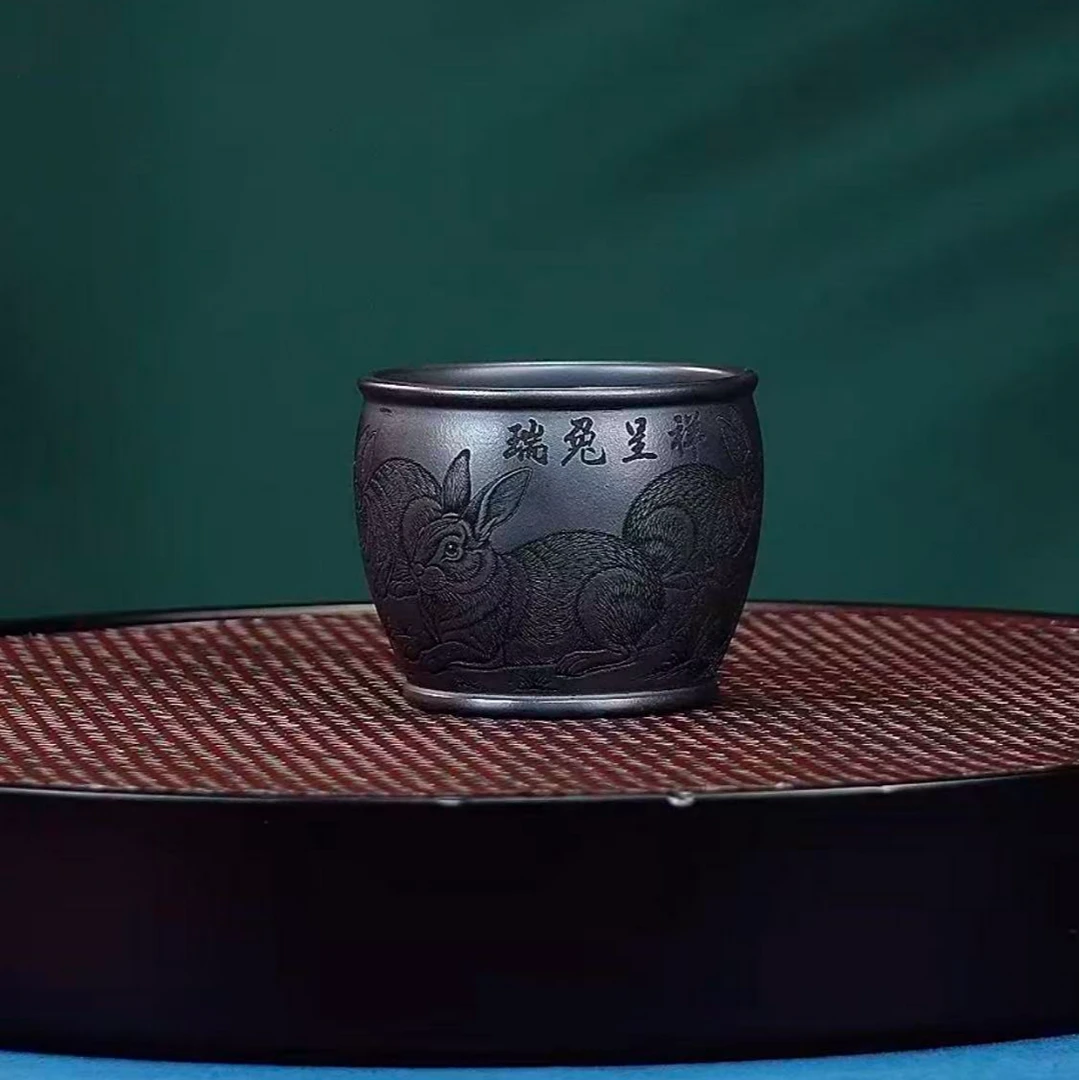 宜兴原矿紫砂  手工主人杯 石黄  精雕细刻 小兔