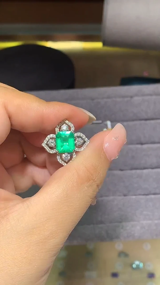 18K金镶嵌戒指祖母绿2.22ct