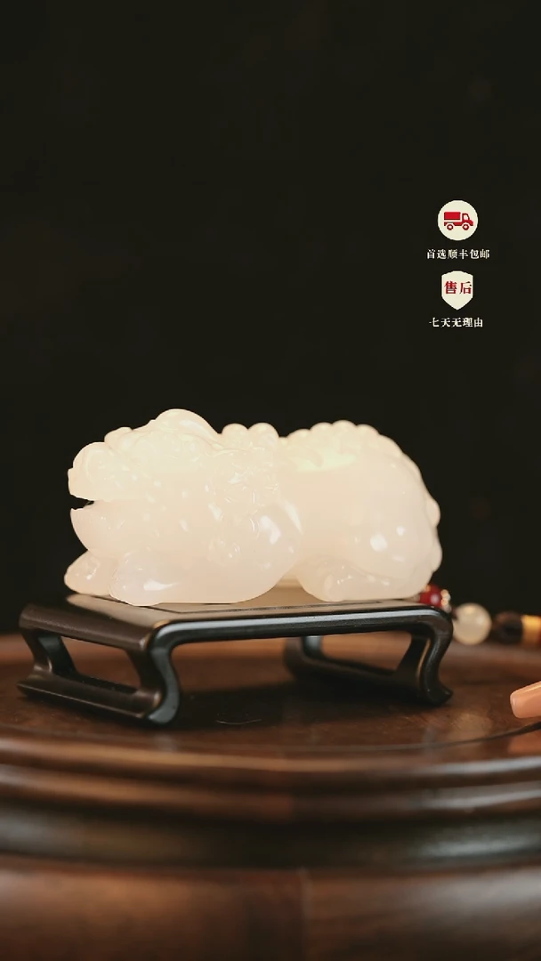 云南石荔枝白雕刻：守望貔貅