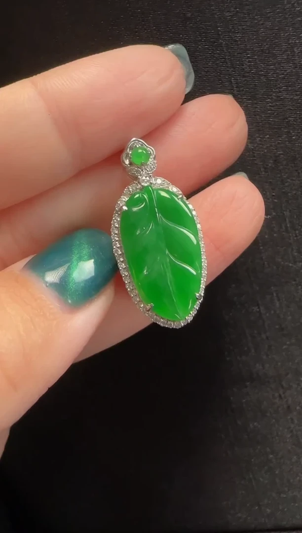 【闪购商品】翡翠颈饰18K金镶嵌102叶子一个