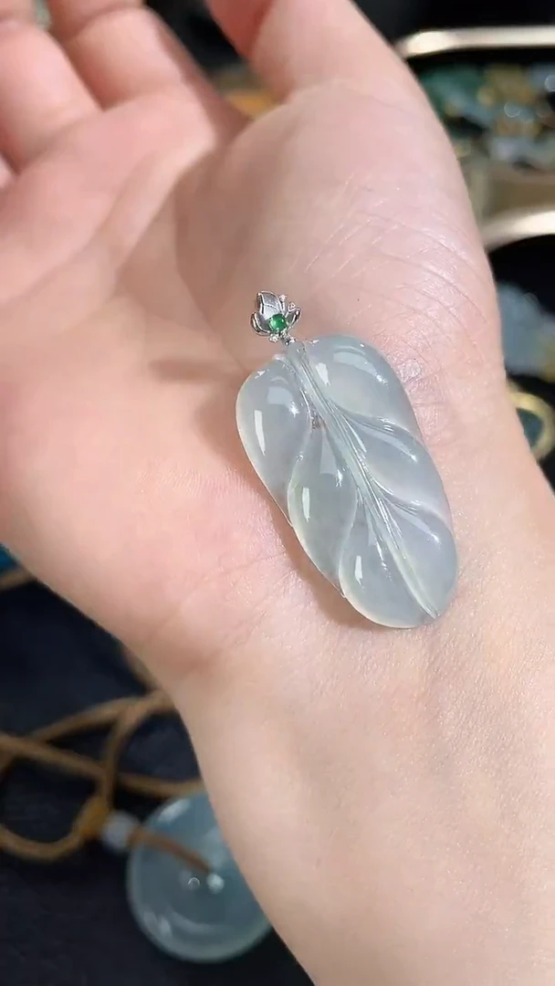 颈饰18K金镶嵌翡翠娜****睿2026123101多样性发一