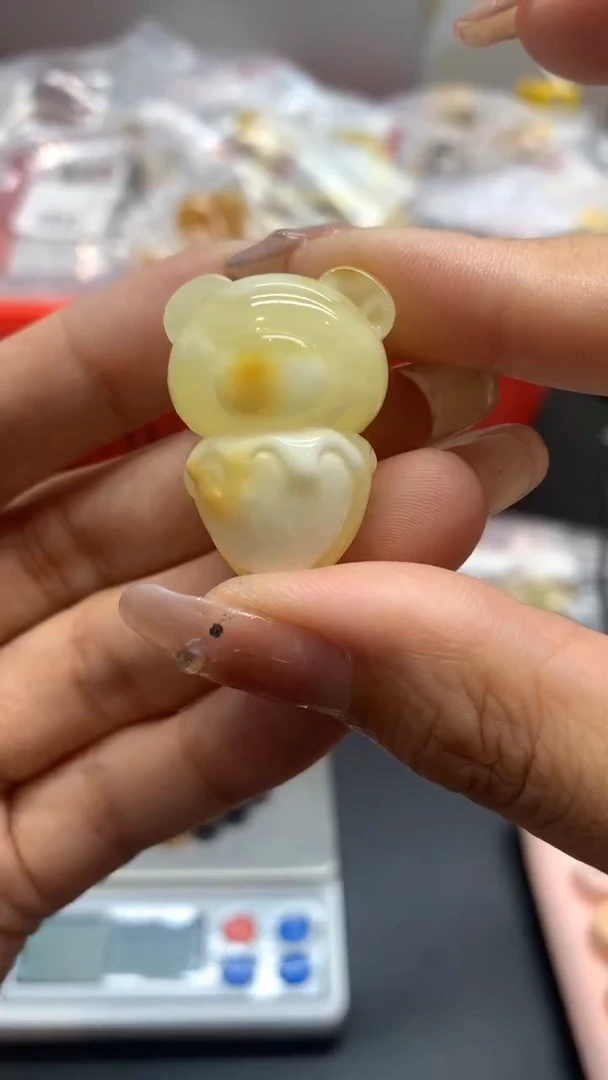 未镶嵌琥珀珠宝奇石60