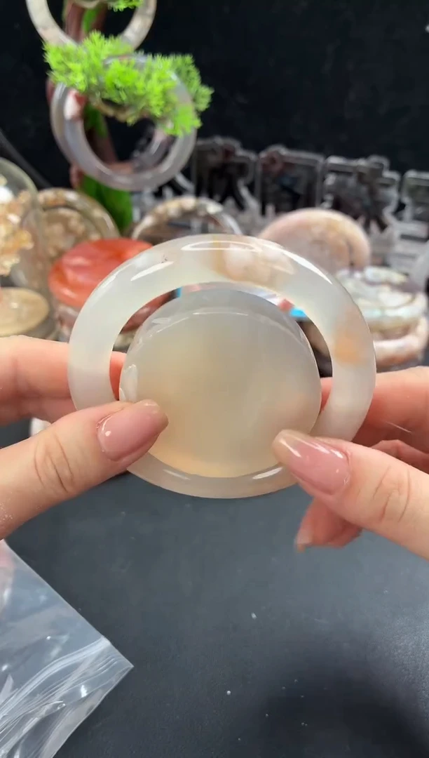 未镶嵌手镯（圆镯）石英质玉57