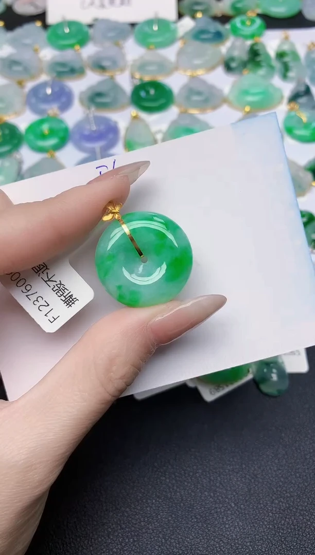 颈饰18K金镶嵌翡翠 天然缅甸A货翡翠百元以上9元证书费自理