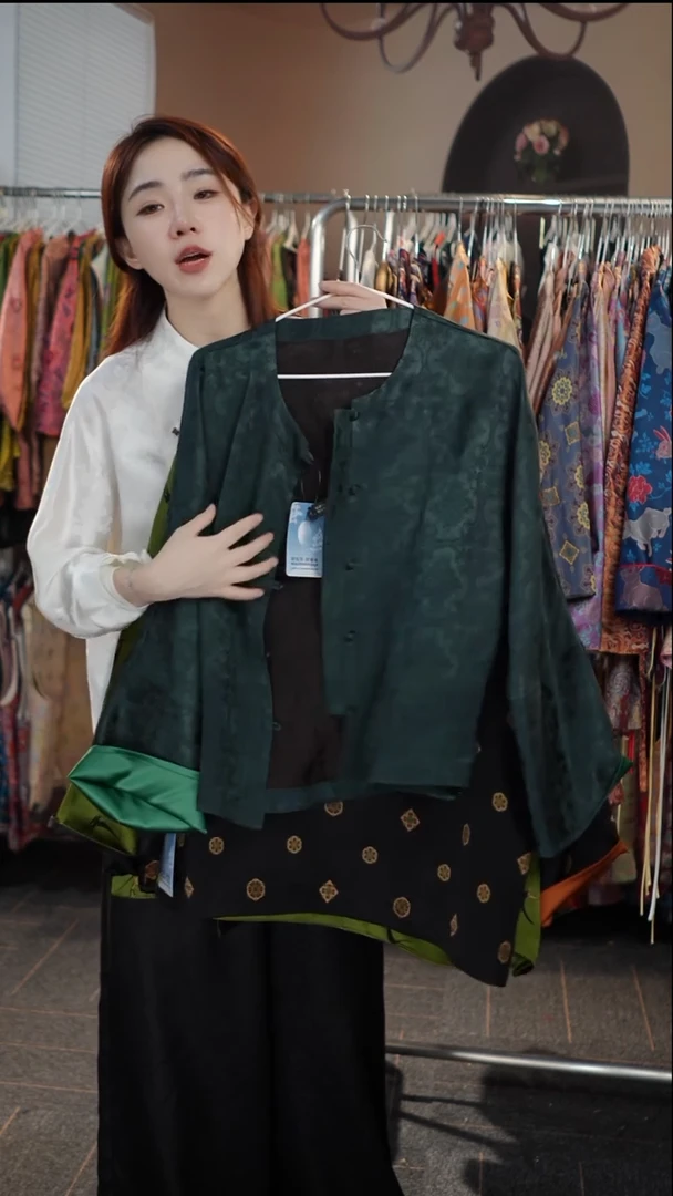 墨绿宝箱撞色袖开衫