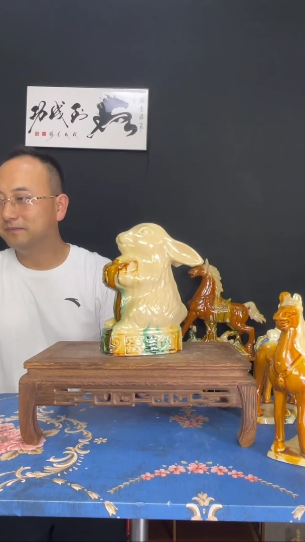 陶瓷送宝兔白色三彩色高21cm
