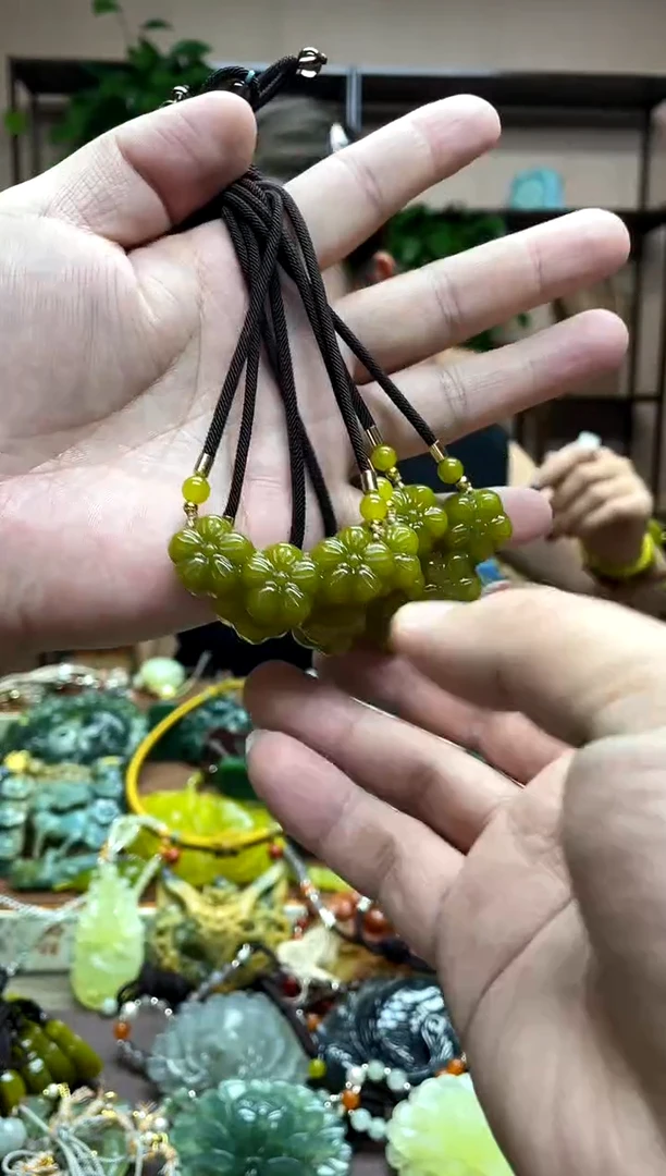 未镶嵌岫玉吊坠多样性发货发其中之一