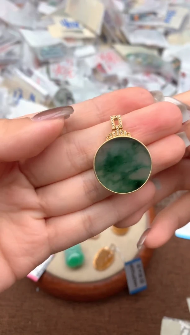 18K金镶嵌挂件翡翠—