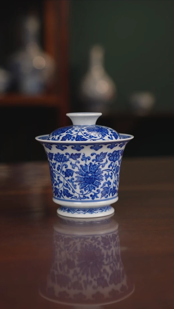 晓月窑青花缠枝盖碗