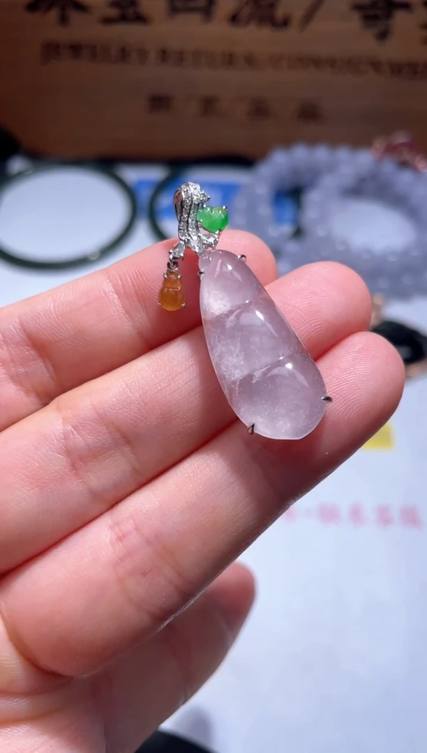 翡翠18K金镶嵌颈饰30.......