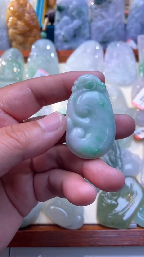 翡翠未镶嵌颈饰如意