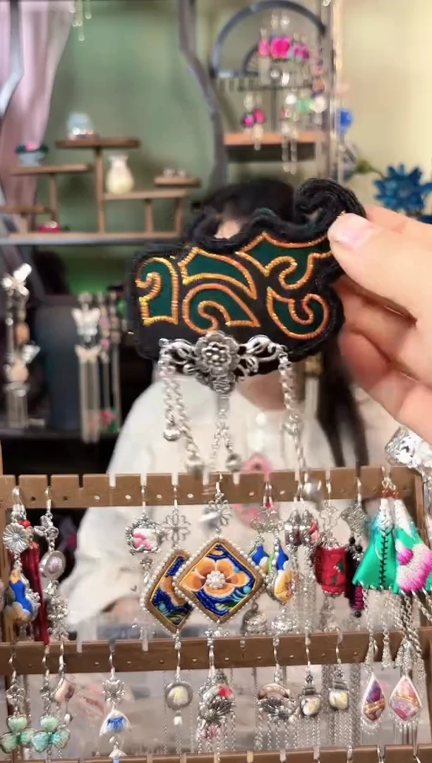 彩云南阁非遗老绣饰品565