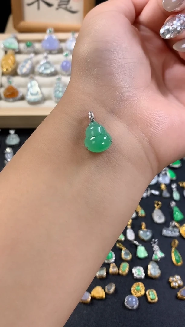 颈饰18K金镶嵌翡翠绿葫芦