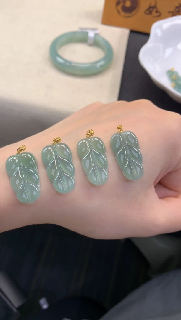 翡翠18K金镶嵌颈饰FA37 18K翡翠叶 多样性发其一赠皮绳