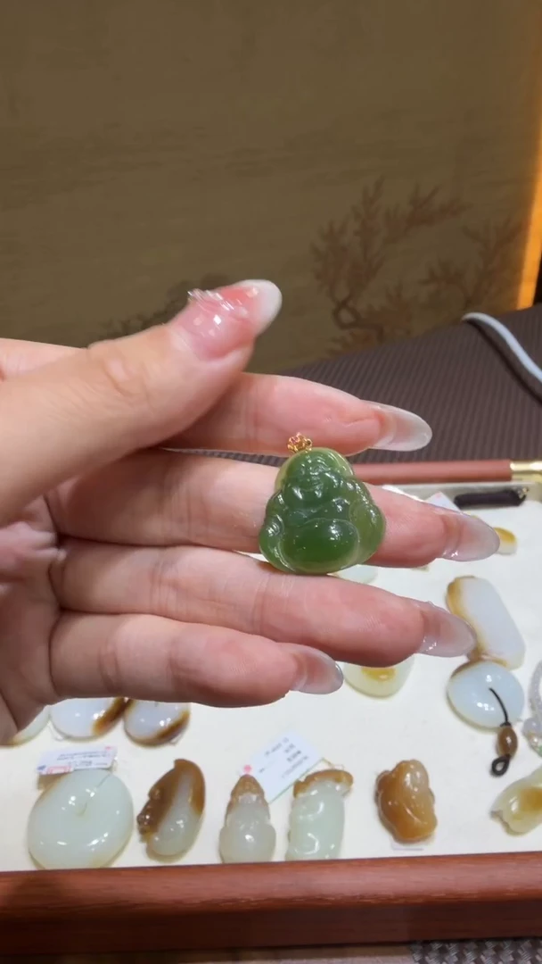 颈饰18K金镶嵌和田玉挂件